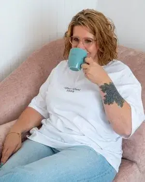 Lidi Ruttenberg drinkt koffie tijdens haar werk als technisch VA en zorgadministratief ondersteuner.