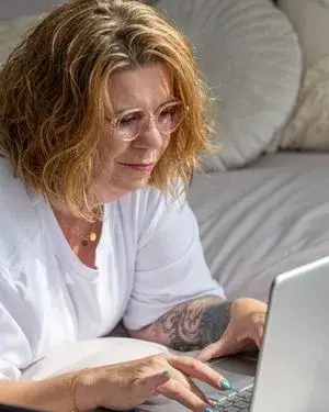 Lidi Ruttenberg naast informatieve sectie over ondersteuning voor ondernemers en zorgprofessionals.