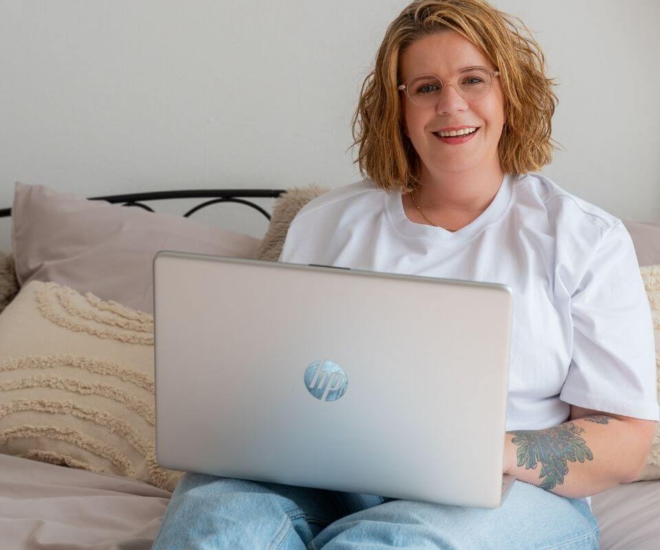 Portret van Lidi Ruttenberg, technisch VA en zorgadministratief ondersteuner bij Goed Ondersteuning.