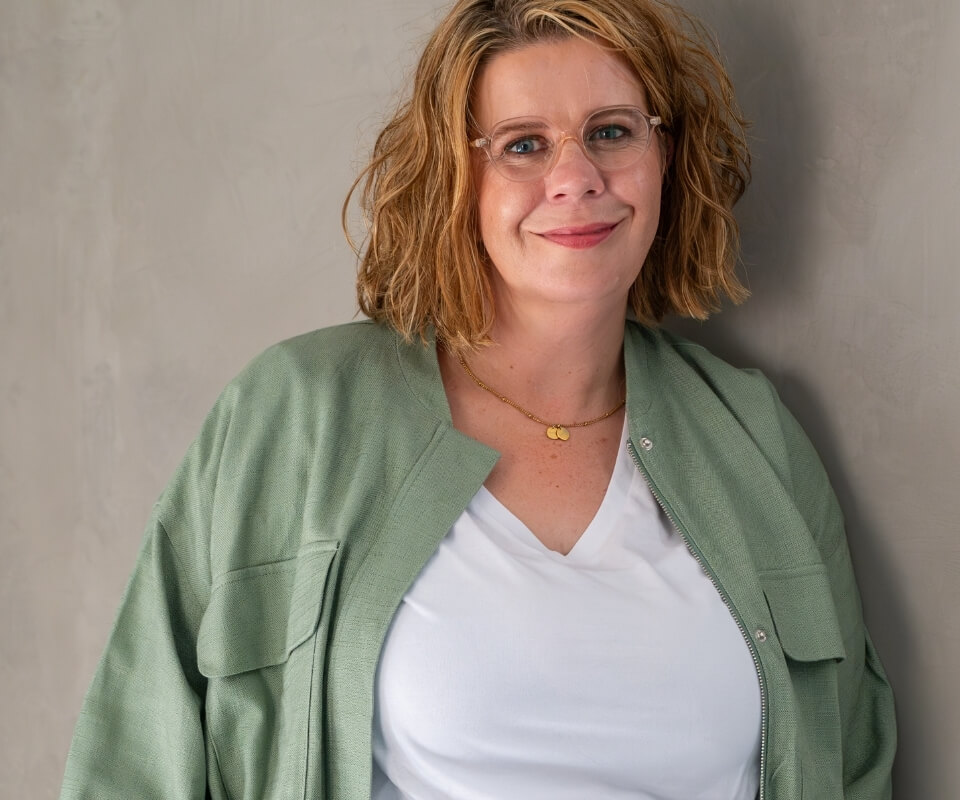 Portret van Lidi Ruttenberg, technisch VA en zorgadministratief ondersteuner bij Goed Ondersteuning.