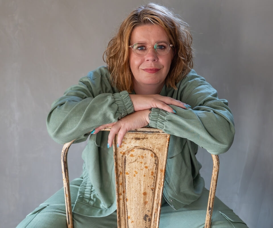 Portret van Lidi Ruttenberg, technisch VA en zorgadministratief ondersteuner bij Goed Ondersteuning.