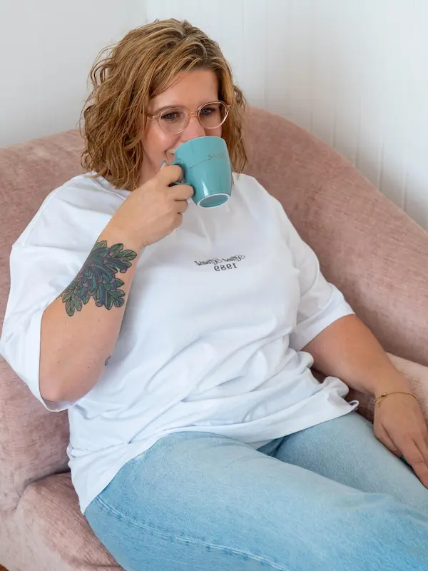 Lidi van Goed Ondersteuning, drinkt koffie tijdens het bouwen van een website als Technisch VA